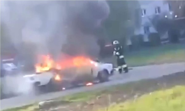 Increíblemente, a pesar de la gran explosión, los bomberos sobrevivieron. Foto YouTube.