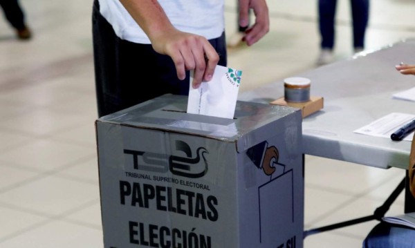 Comienza recuento de papeletas en El Salvador tras cerrar centros de votación