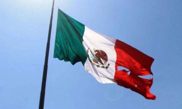 Se rasga bandera de México durante ceremonia