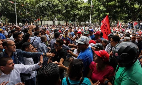 Centenares de venezolanos se manifiestan en favor y en contra de la fiscal  