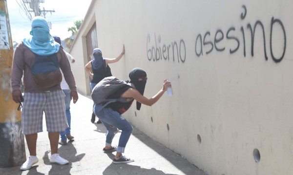 Resistencia acompaña marcha de universitarios en contra de rectora