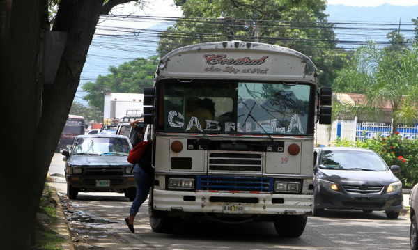 Transportistas incumplen al bajar pasajeros en primera calle
