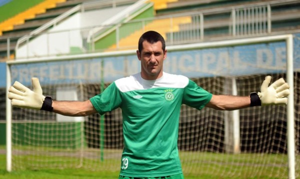 El portero del Chapecoense que no viajó en el avión se retira del fútbol