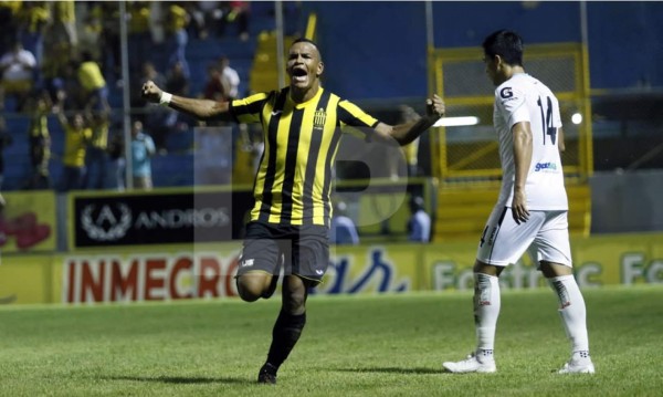 Rony Martínez le dio la victoria al Real España con un doblete ante Comunicaciones en la Copa Premier Centroamericana. Foto Neptalí Romero