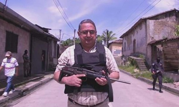 Alcalde en El Salvador sale armado a patrullar