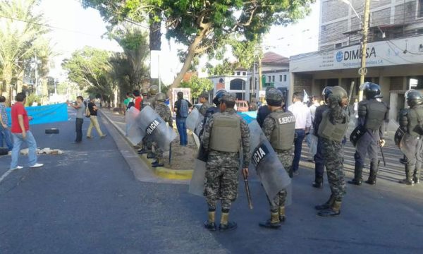 Policías y militares vigilan carreteras para evitar tomas