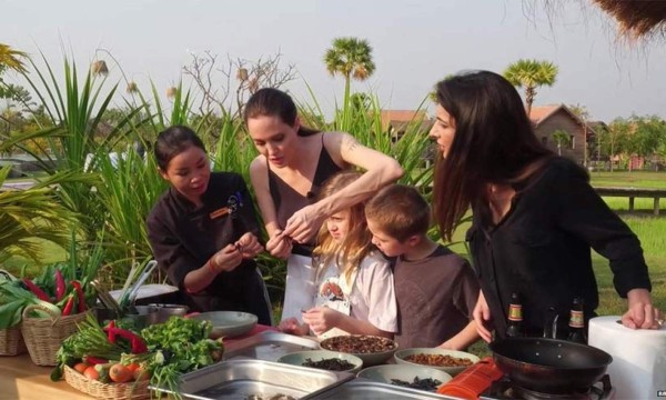 Angelina Jolie come tarántulas en Camboya