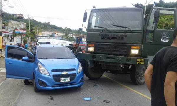 Camión militar embiste a carro en Tegucigalpa