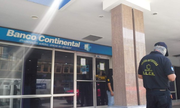 Llegan agentes de la DLCN y la Atic a Banco Continental en San Pedro Sula