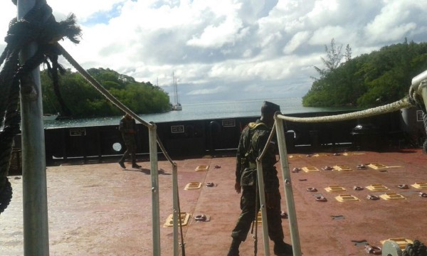 Buscan supuesta droga en un barco en Roatán, Islas de la Bahía