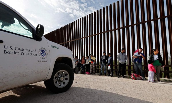 Cientos de inmigrantes en la frontera de EEUU serán enviados a Florida