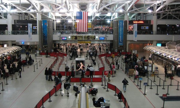Musulmanes son detenidos en aeropuertos de EUA por orden de Trump