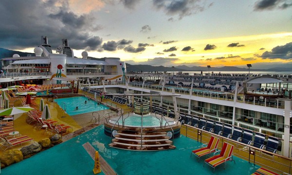 Llega a Roatán el tercer crucero más grande del mundo