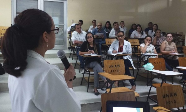 Capacitan a personal médico sobre el manejo del dengue