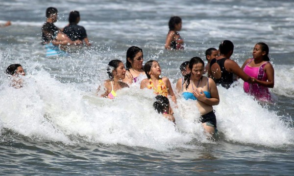 Bellas mujeres le dan vida a las playas ceibeñas