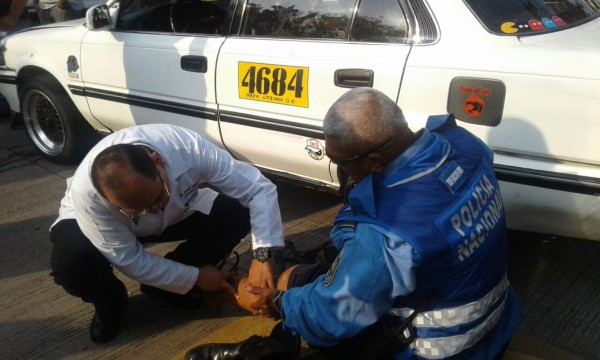 Médico suspendido del Hospital Escuela atiende a pacientes en la calle