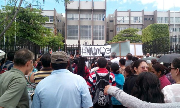 Alumnos, maestros y padres del Vicente Cáceres piden justicia y seguridad
