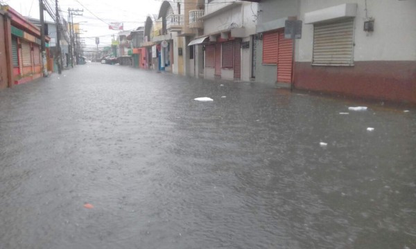 Calles inundadas y deslizamientos por lluvias en La Ceiba