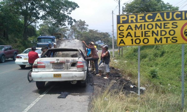 Taxi se incendia cuando se conducía con pasajeros en el litoral de Honduras