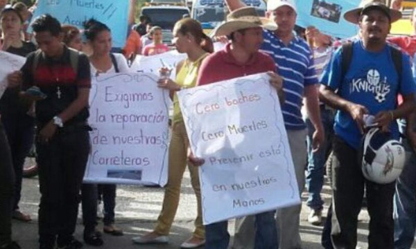 Manifestantes bloquean la carretera CA-13 en Jutiapa, Atlántida