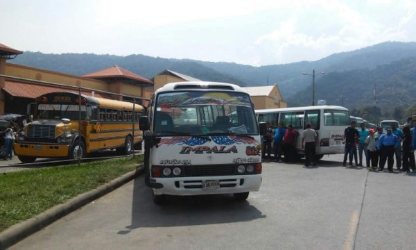 Acribillan a motorista dentro de rapidito en parqueo de la terminal