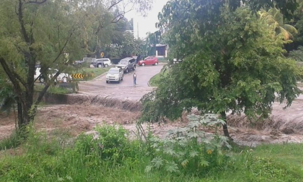 Destrucción, caos y congestionamiento deja lluvia en San Pedro Sula