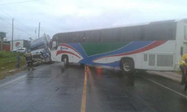 Un bus interurbano choca contra una rastra en El Progreso