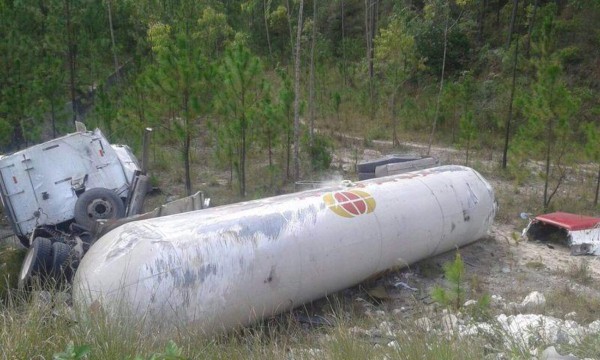 Se vuelca cisterna cargada de LPG en carretera del norte de Honduras