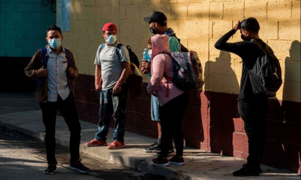 Pequeño grupo de hondureños llega a la frontera de México
