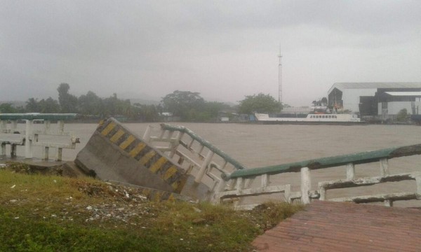 Parte del Malecón de Puerto Cortés sucumbe por huracán Earl