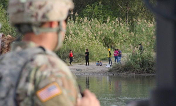 Cesan cruces de migrantes por el río Bravo tras muerte de padre e hija