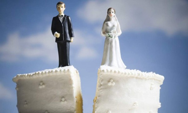 Hombre se divorcia porque esposa servía tarde la cena