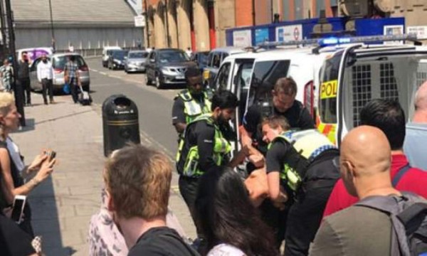 Londres: Un hombre ataca a un oficial de Policía al grito de 'Allahu Akbar'