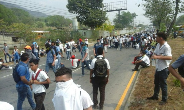 Estudiantes protestan contra alfabetización en San Pedro Sula