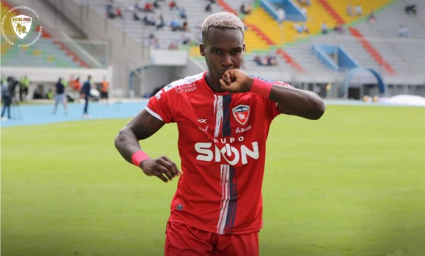 Román Rubilio Castillo marcó su primer gol en la Liga boliviana con el Royal Pari FC.