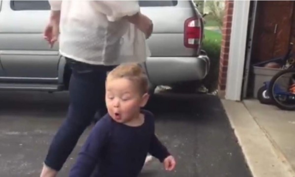 Adorable reacción de un bebé al abrir su garage