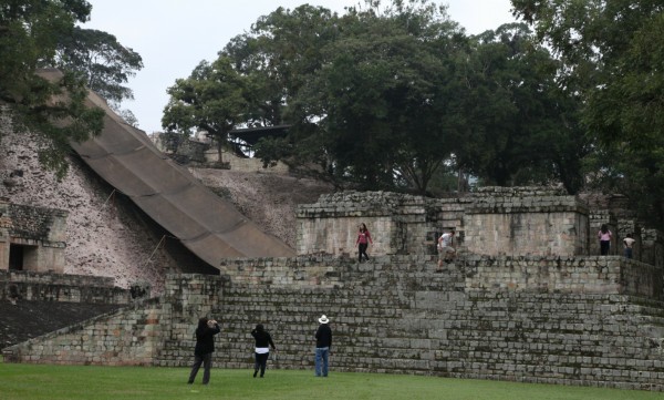 Mal estado de vía afecta turismo en Copán Ruinas