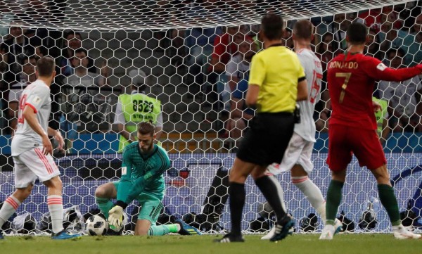 MUN04-133. SOCHI (RUSIA), 15/06/2018.- El portero español De Gea durante el partido Portugal-España, del Grupo B del Mundial de Fútbol de Rusia 2018, en el Fisht de Sochi, Rusia, hoy 15 de junio de 2018 (RUSSIA SOCCER FIFA WORLD CUP, Portugal, Spain, Sochi). EFE/Javier Etxezarreta [ATENCIÓN EDITORES: Sólo Uso editorial. Prohibido su uso en referencia con entidad comercial alguna. Prohibido su uso en alertas, descargas o mensajería multimedia en móviles. Las imágenes deberán aparecer como fotografías congeladas y no podrán emular la acción del juego mediante secuencias o fotomontajes. Ninguna imagen publicada podrá ser alterada, mediante texto o imagen superpuesta, en el caso de que (a) intencionalmente oculte o elimine el logotipo de un patrocinador o (b) añada y/o cubra la identificación comercial de terceras partes que no esté oficialmente asociada con la Copa Mundial de la FIFA.]