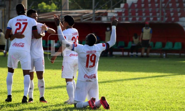 El Olimpia sacó una importante victoria en su visita a la Real Sociedad en Tocoa. Foto Edgar Witty