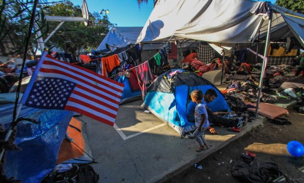 Migrantes centroamericanos enfrentan duras condiciones en albergue de Tijuana