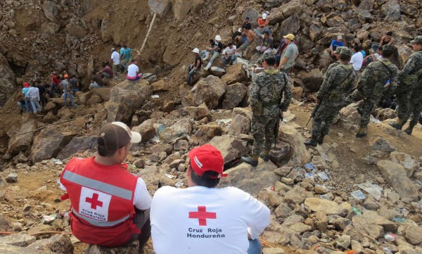 Recuperan los dos cuerpos de mineros soterrados en Choluteca