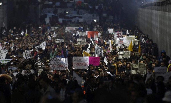 'Fuera Peña Nieto', la consigna de miles de manifestantes en México