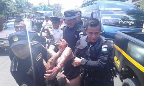 El momento cuando Carlos Hernández era llevado por las autoridades policiales.