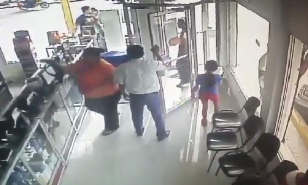 Difunden video de frustrado asalto a farmacia en San Pedro Sula