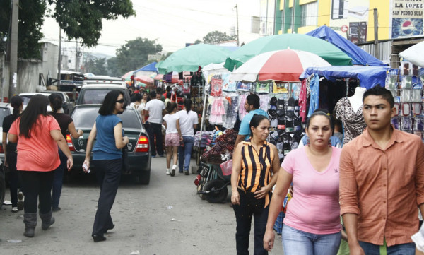 Buhoneros cierran con sus ventas las calles del Centro sampedrano