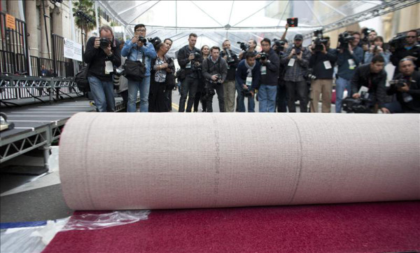 La alfombra roja de los Oscar se prepara para la lluvia