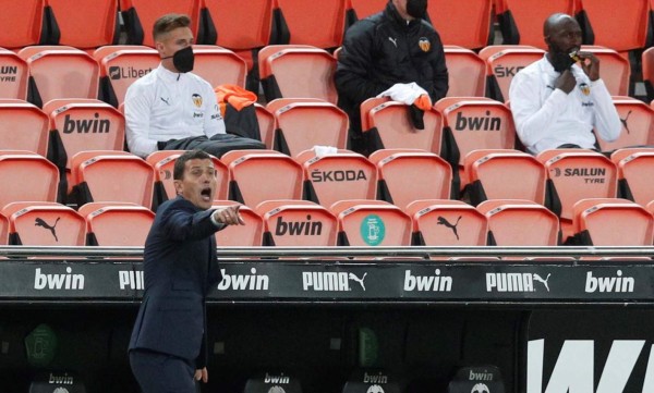 Valencia despide al entrenador Javi Gracia tras derrota ante Barcelona