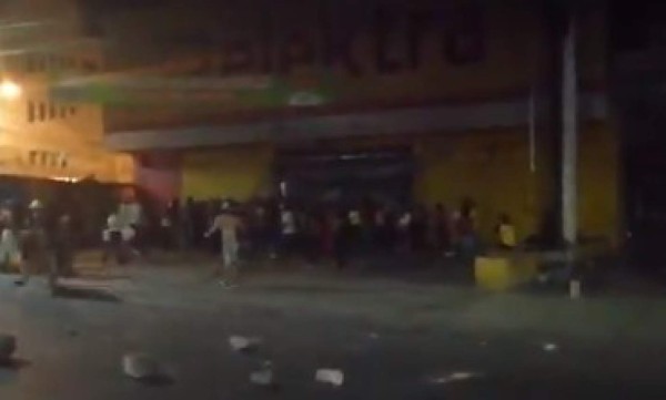 Video: Saquean tiendas de electrodomésticos en Tegucigalpa