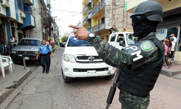 A la cárcel expolicía hondureño que se atrincheró en su casa