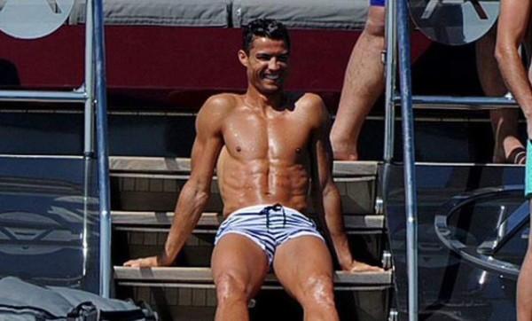 Ronaldo descansa en Ibiza con sus amigos